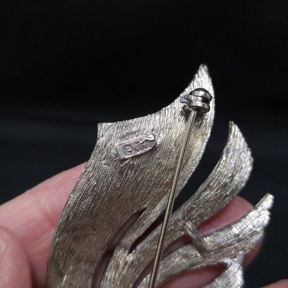 Vintage Leaf Brooch, Silver Tone, JJ Jonette Jewelry, 1970s, 2 1/2 Inches - Picture 4 of 10
